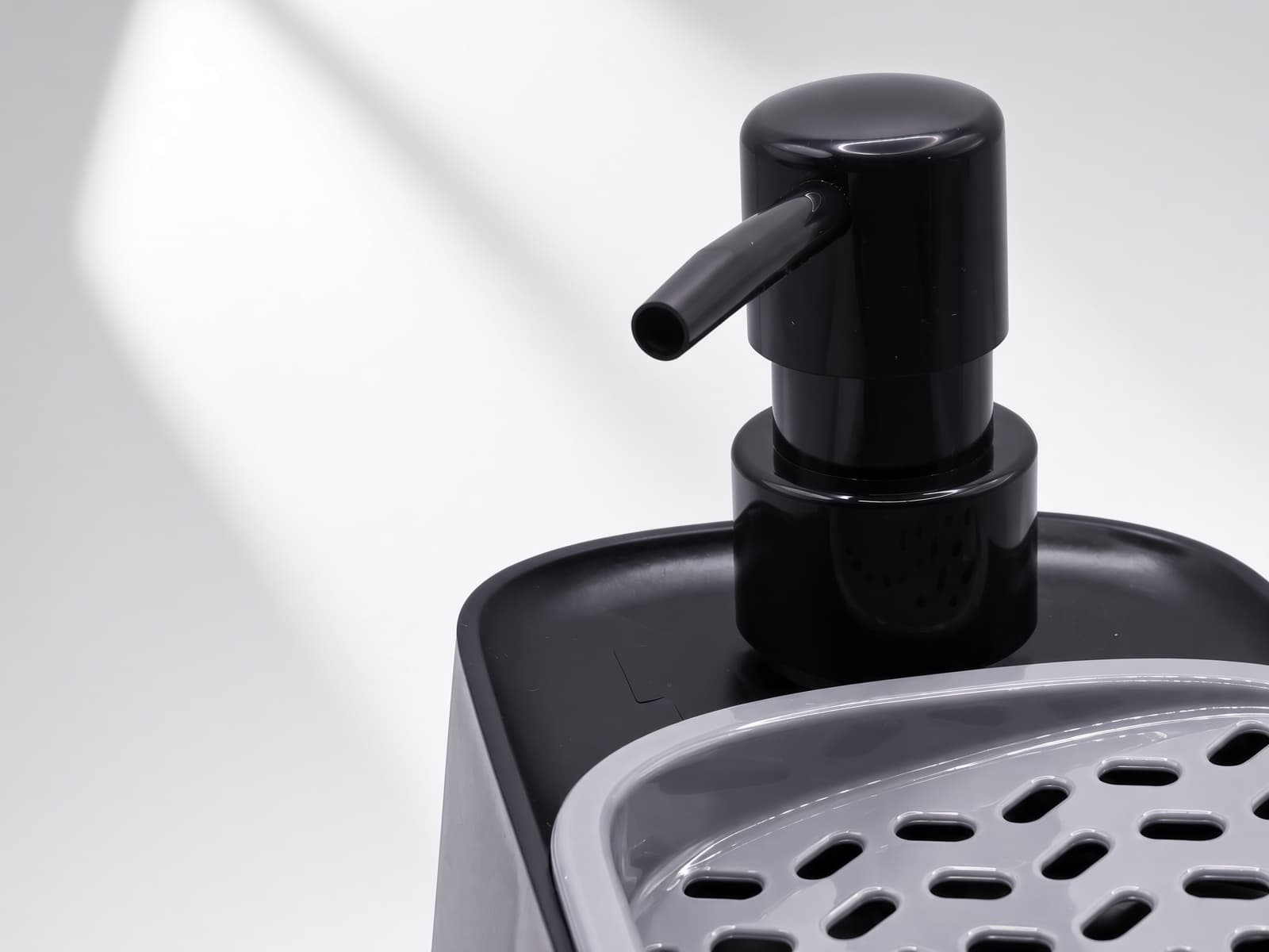 Dozownik 2w1 z automatycznym napełnianiem gąbki