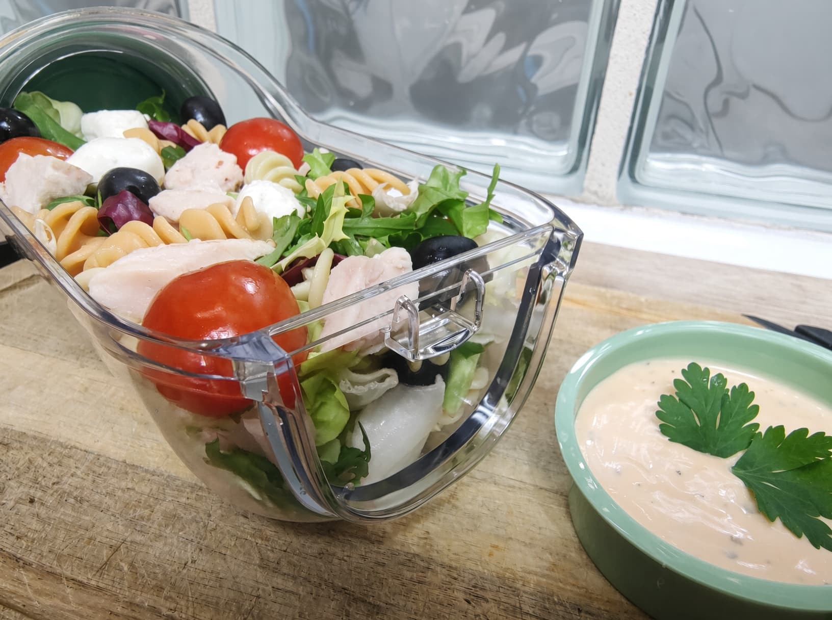 Pojemnik na sałatkę all-in-one – szczelny lunchbox z osobną komorą na sos