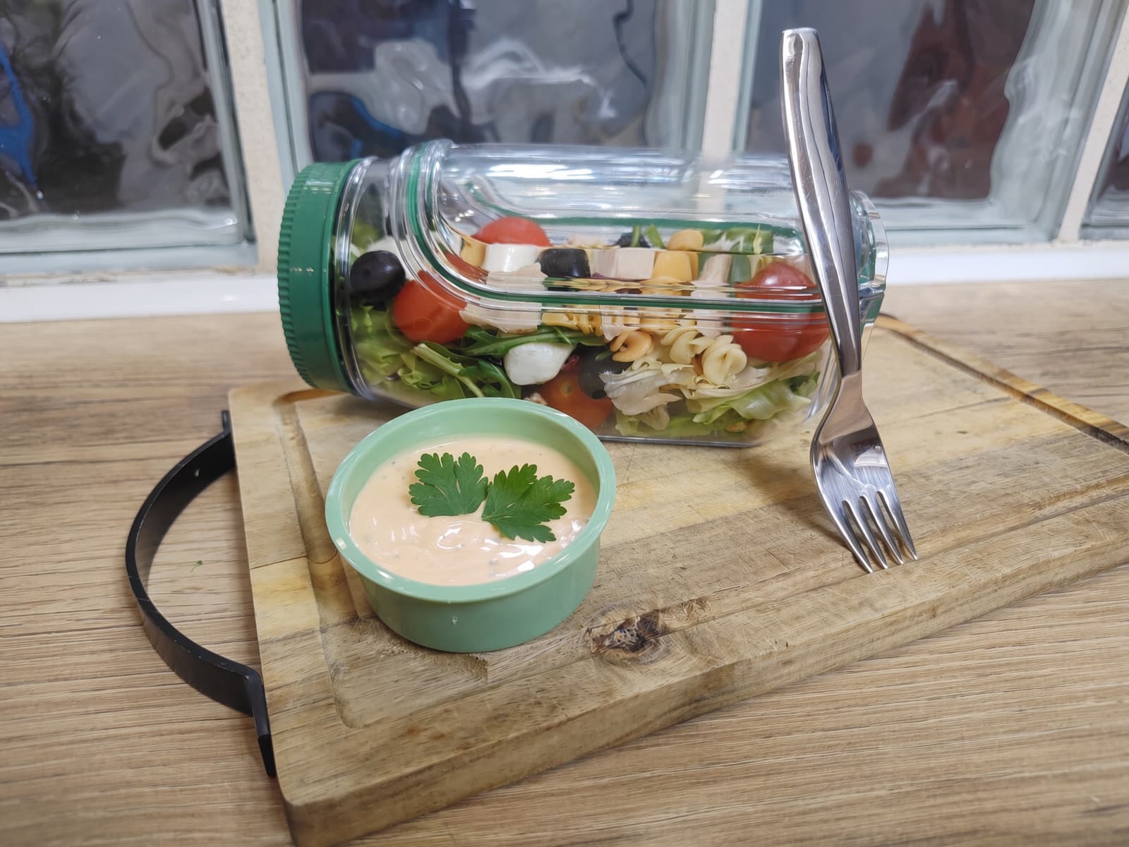 Pojemnik na sałatkę all-in-one – szczelny lunchbox z osobną komorą na sos