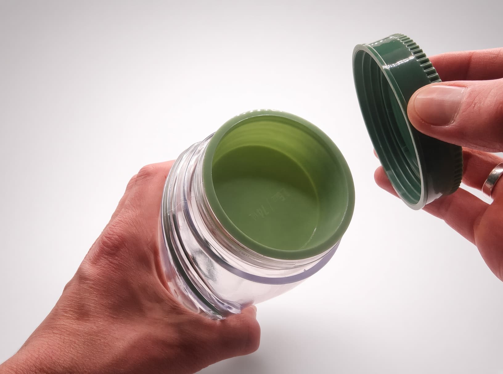 Pojemnik na sałatkę all-in-one – szczelny lunchbox z osobną komorą na sos
